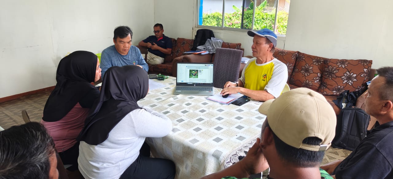 Consultants discussing field observations with community participants